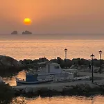 Tatil Evi Stelios' Beachfront Retreat *