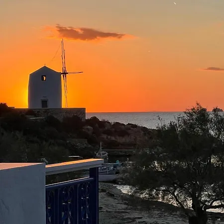 Stelios' Beachfront Retreat Semesterbostad