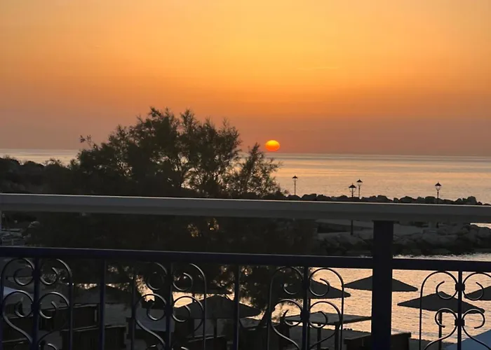 Stelios' Beachfront Retreat Vakantiehuis